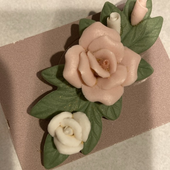 Porcelain Petal Pink Rose Pin Avon Vintage 1987 - Picture 2 of 4